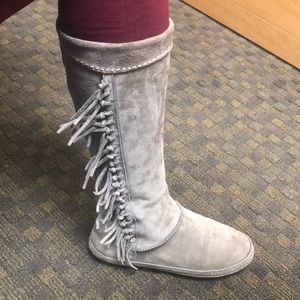 UGG moccasin fringe boots. Size 8, good cond.